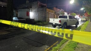 Un ataque directo en una vivienda de Tlajomulco terminó con un joven muerto y dos hombres heridos, mientras autoridades investigan y buscan a los responsables.