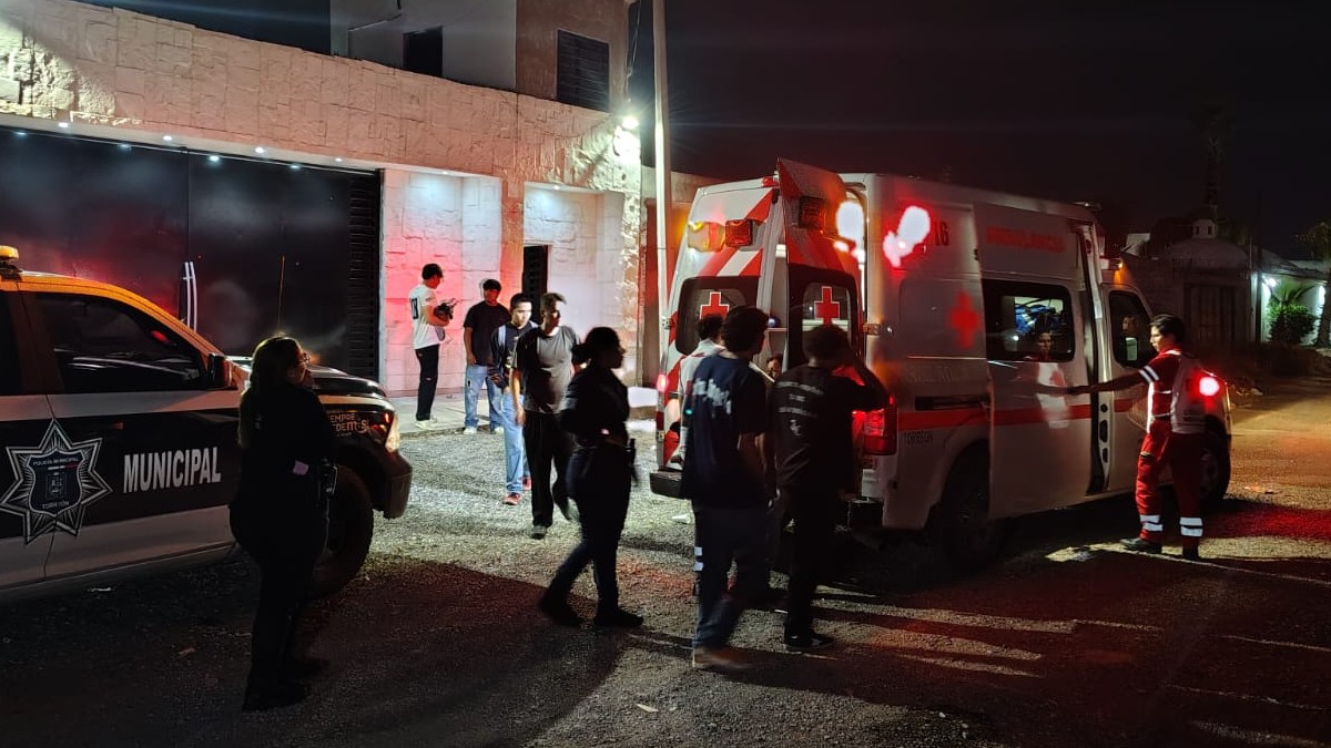 La madrugada de este domingo un joven de 18 años resultó herido en la cabeza tras ser atacado con piedras por un grupo de sujetos no identificados. La madrugada de este domingo un joven de 18 años resultó herido en la cabeza tras ser atacado con piedras por un grupo de sujetos no identificados.
