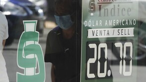 El valor del peso frente al dólar varía diariamente.