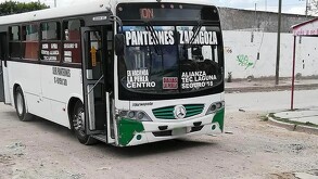 Cámaras de videovigilancia captaron el momento en el que una menor es atropellada por un camión de la Ruta Sur Panteones de Torreón.