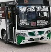 Cámaras de videovigilancia captaron el momento en el que una menor es atropellada por un camión de la Ruta Sur Panteones de Torreón.