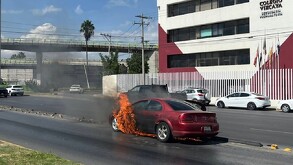 Elementos de la Policía Preventiva y Tránsito Municipal cerraron la vialidad con dirección de norte a sur, mientras que Bomberos combatieron las llamas en Salti