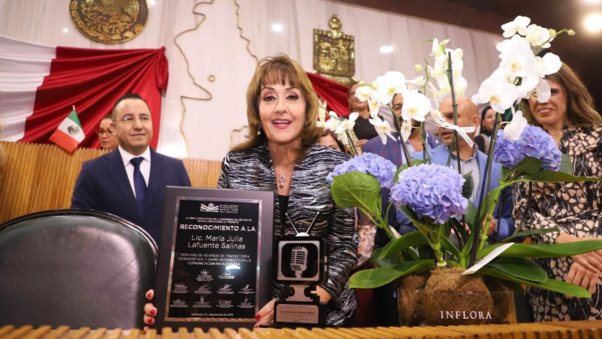 La licenciada María Julia Lafuente, conductora de Titularia Vespertino, recibió un reconocimiento por su labor en los medios de comunicación.