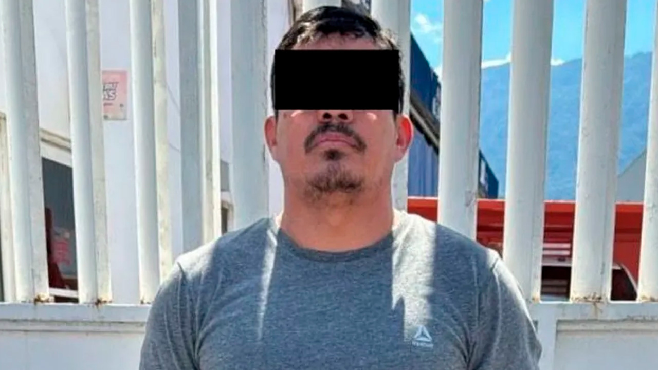 Un hombre fue detenido en San Pedro, Nuevo León, luego de identificarse como miembro del Ejército Mexicano, sin poder acreditarlo.