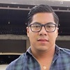 un joven con los ojos tapados