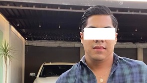 un joven con los ojos tapados