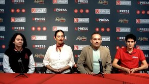 estudiantes y profesores en una conferencia de prensa