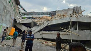 Un internado en Indonesia se derrumbó con estudiantes dentro; rescatistas buscan sobrevivientes entre los escombros y cifra de víctimas sigue incierta.