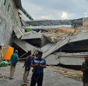 Un internado en Indonesia se derrumbó con estudiantes dentro; rescatistas buscan sobrevivientes entre los escombros y cifra de víctimas sigue incierta.