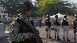 Ataque armado en Apatzingán dejó un guardia nacional muerto y dos heridos; hubo detenciones y un abatido en operativo contra célula ligada a cártel.
