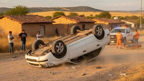 Minutos después de la medianoche de este lunes, un vehículo Chevrolet Aveo terminó volcado sobre su toldo en la comunidad de Duarte en León.