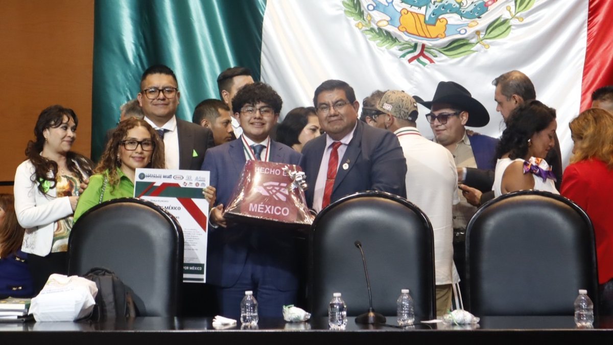 un joven recibe un reconocimiento