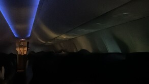 La tripulación y las asistentes de vuelo permitieron actuar al Doctor Obregón Orozco para auxiliar a la mujer que no podía respirar.