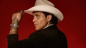 Nodal señala que muchos influencers inventan cosas sobre su vida y su música para generar vistas, y asegura que “las mentiras venden más”.