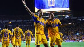 Ozziel Herrera junto a Bernardo Parra celebrando un gol en la Liga MX.