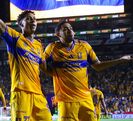 Ozziel Herrera junto a Bernardo Parra celebrando un gol en la Liga MX.