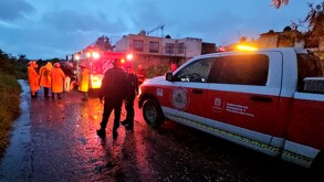 Hombre en situación de calle fue arrastrado por un canal en Tlaquepaque mientras hacía sus necesidades; bomberos lo rescataron con lesiones leves.
