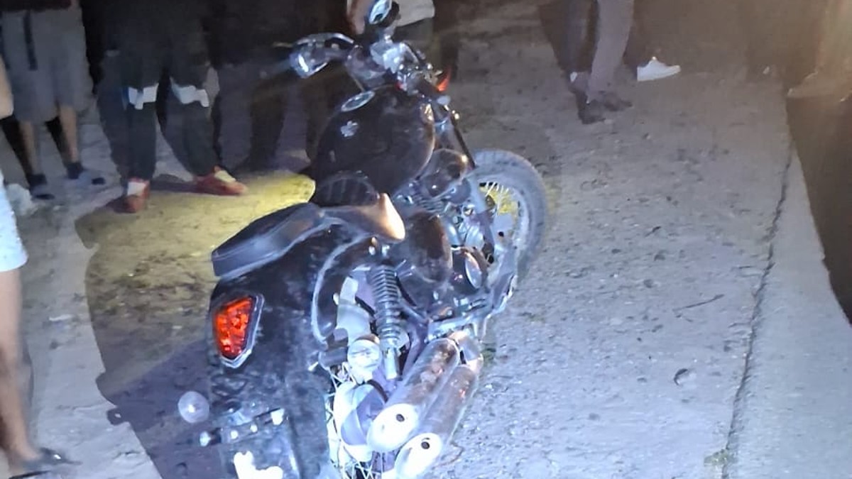 Dos adolescentes resultaron con diversas lesiones y fueron hospitalizados después de que la motocicleta en la que viajaban colisionara contra un caballo.
