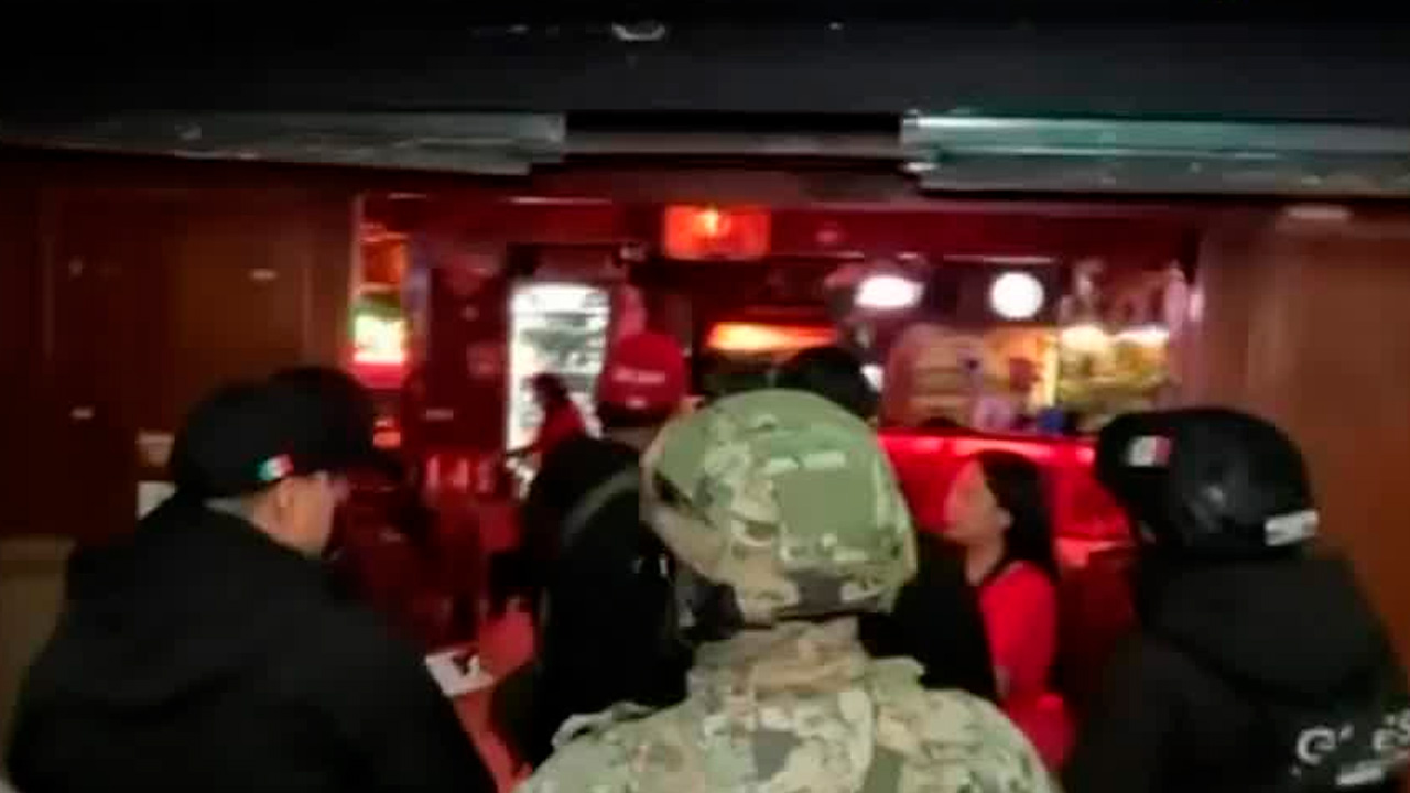 Cinco establecimientos fueron suspendidos por el gobierno municipal por vender bebidas alcohólicas de manera irregular en Ecatepec, Edomex.