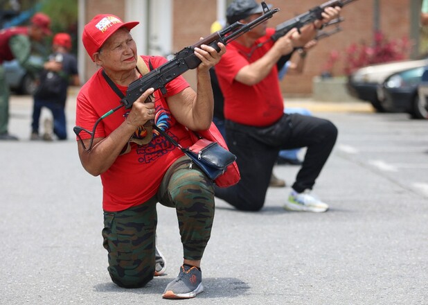La tensión aumenta: Venezuela lleva a cabo adiestramiento militar para civiles