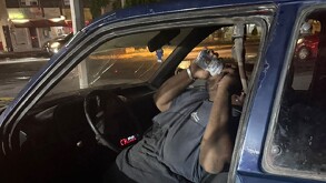 Un conductor en estado de ebriedad provocó un fuerte accidente vehicular la noche del pasado sábado en la colonia Villa California de Torreón.