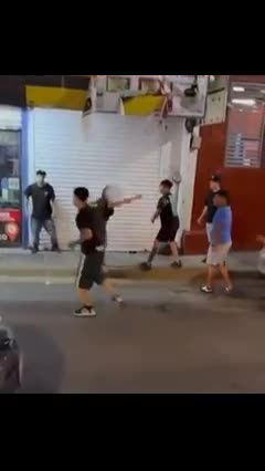 Un grupo de jóvenes protagonizaron una riña frente a varios transeúntes en el Centro de Monterrey.