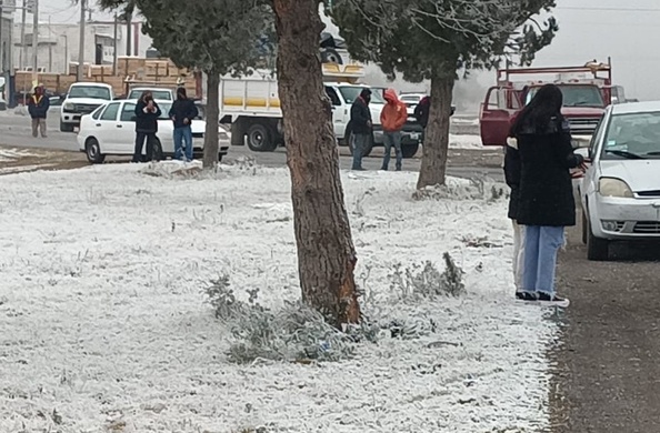 Elementos de la Policía Municipal de Ramos Arizpe colocaron tambos sobre la carretera Saltillo-Monterrey como filtro de seguridad