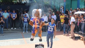 Equipo representativo de los Auténticos Tigres de la UANL queman borrego previo al Clásico Regio Estudiantil.