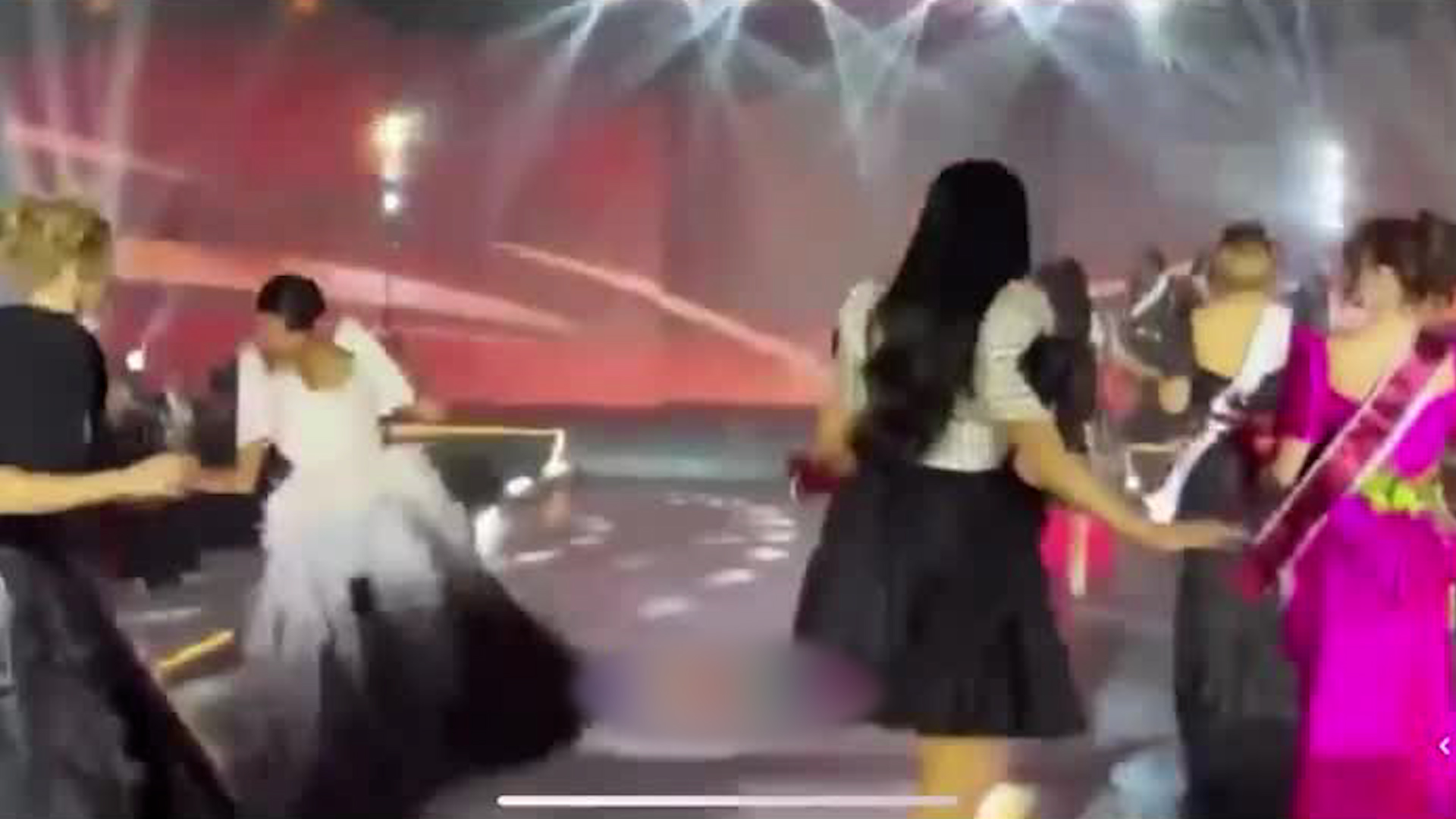Las concursantes desfilaban en la pasarela cuando el sismo de magnitud 6.9 comenzó a percibirse en el foro de televisión.