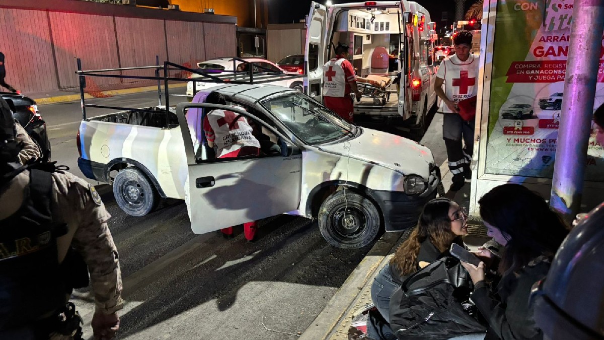 Un inusual y aparatoso accidente vial ocurrido la noche de este lunes en el Bulevar Independencia de Torreón dejó un saldo de tres mujeres afectadas.