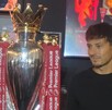 David Silva junto al trofeo de la Premier League que llegó a levantar en su carrera como jugador.