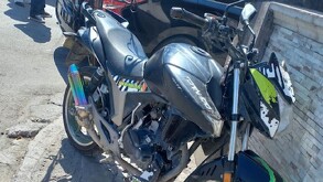 El motociclista que resultó lesionado fue identificado como Juan Pedro, de 22 años, quien terminó tirado en el piso y pidiendo a gritos ayuda.