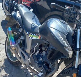 El motociclista que resultó lesionado fue identificado como Juan Pedro, de 22 años, quien terminó tirado en el piso y pidiendo a gritos ayuda.