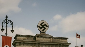 La construcción del Muro de Berlín en 1961, que separó físicamente la ciudad, se convirtió en el símbolo más crudo y visible de esta división ideológica global.