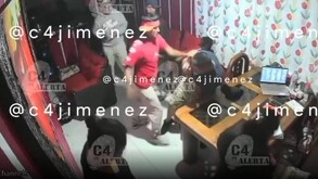 Con golpes y hasta hundirles la cabeza en agua, Los Bonitos extorsionan a sus víctimas.