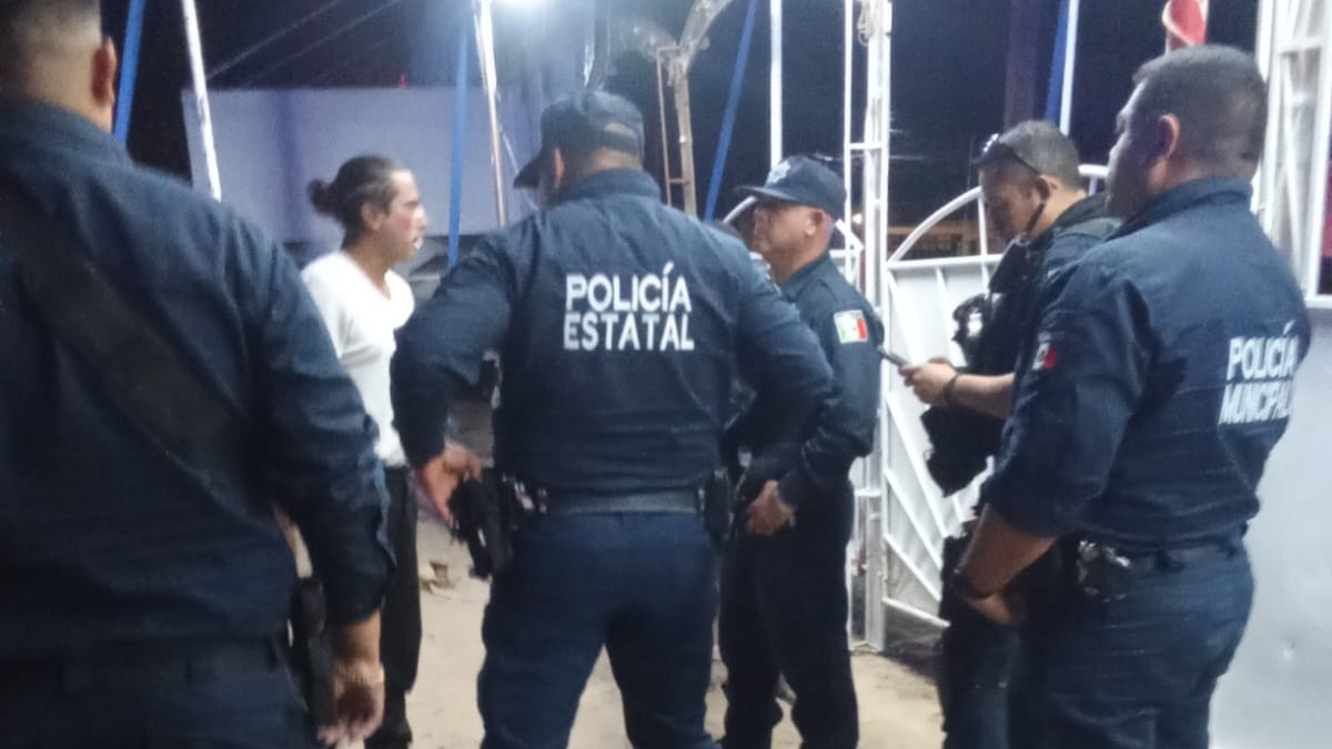 Un hombre interrumpió una función de circo para golpear brutalmente a su esposa en la cara, además de portar un arma en Torreón.