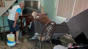 La lluvia en Neza saturó el drenaje y provocó que se desbordara frente al zaguán