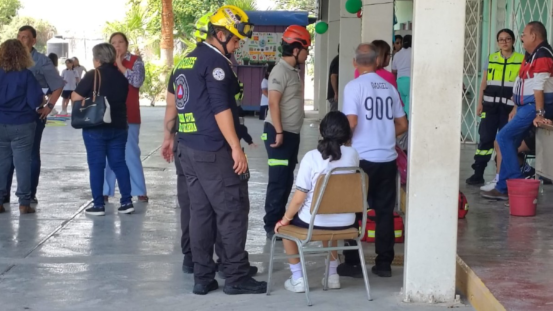 Las niñas presentaron diversos malestares, por lo que maestros pidieron ayuda a Protección Civil.
