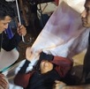 personas auxilian a una mujer lesionada