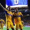 Ozziel Herrera junto a Bernardo Parra celebrando un gol en la Liga MX.