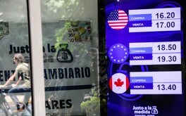 El valor del peso frente al dólar varía diariamente.