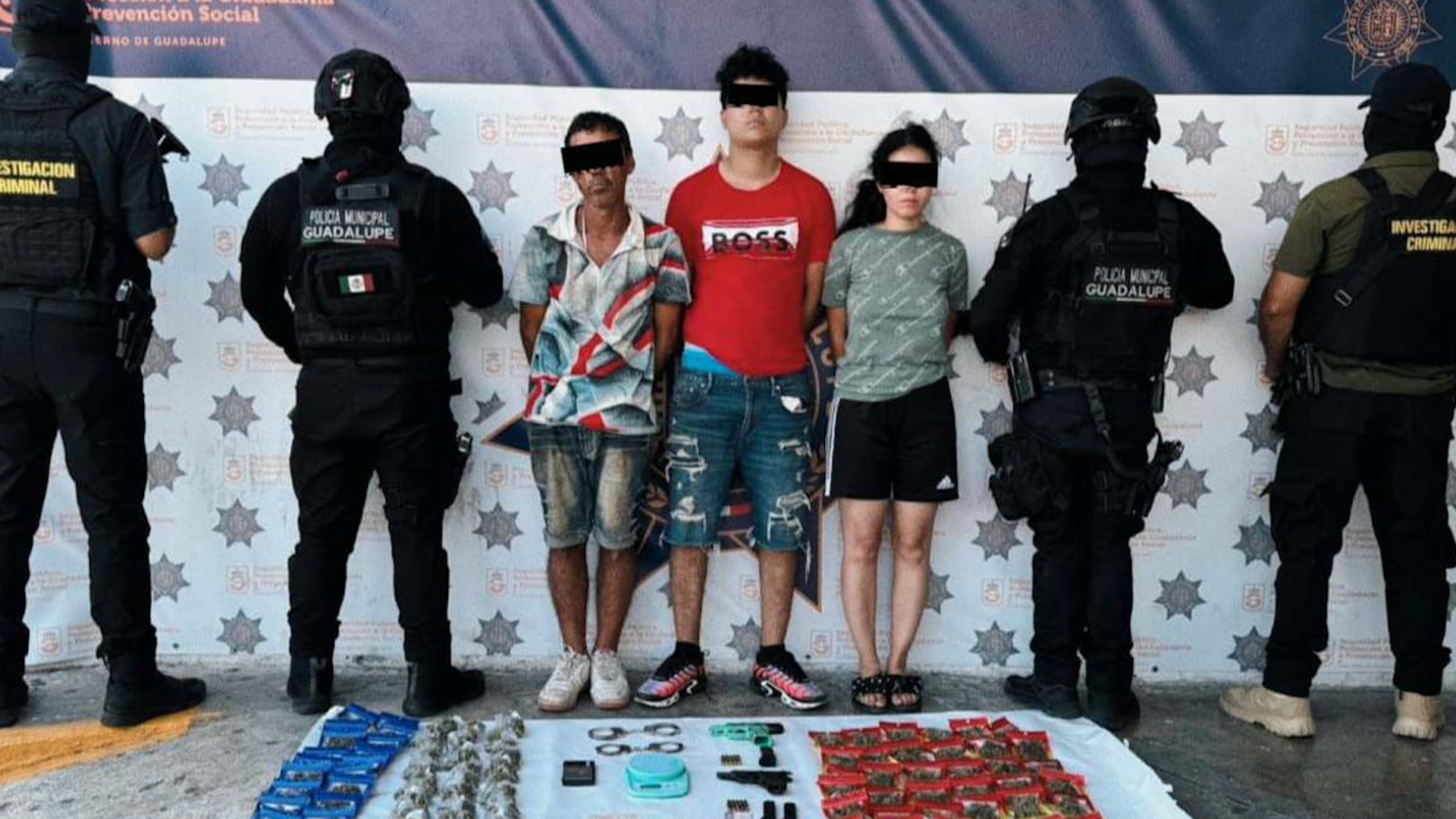 La Policía de Guadalupe decomisó más de un centenar de dosis de droga, armas y dinero en efectivo a los detenidos.