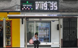 El valor del peso frente al dólar varía diariamente.