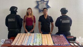 un hombre y una mujer detenidos junto a unos policías
