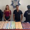un hombre y una mujer detenidos junto a unos policías