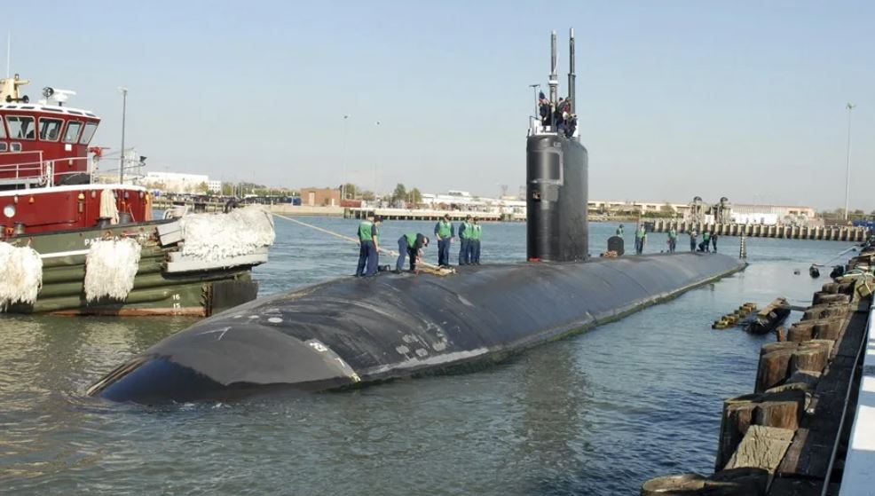 Donald Trump envía submarinos nucleares cerca de Rusia y plantea revivir acorazados; el mandatario señaló superioridad tecnológica de EU frente a rivales.