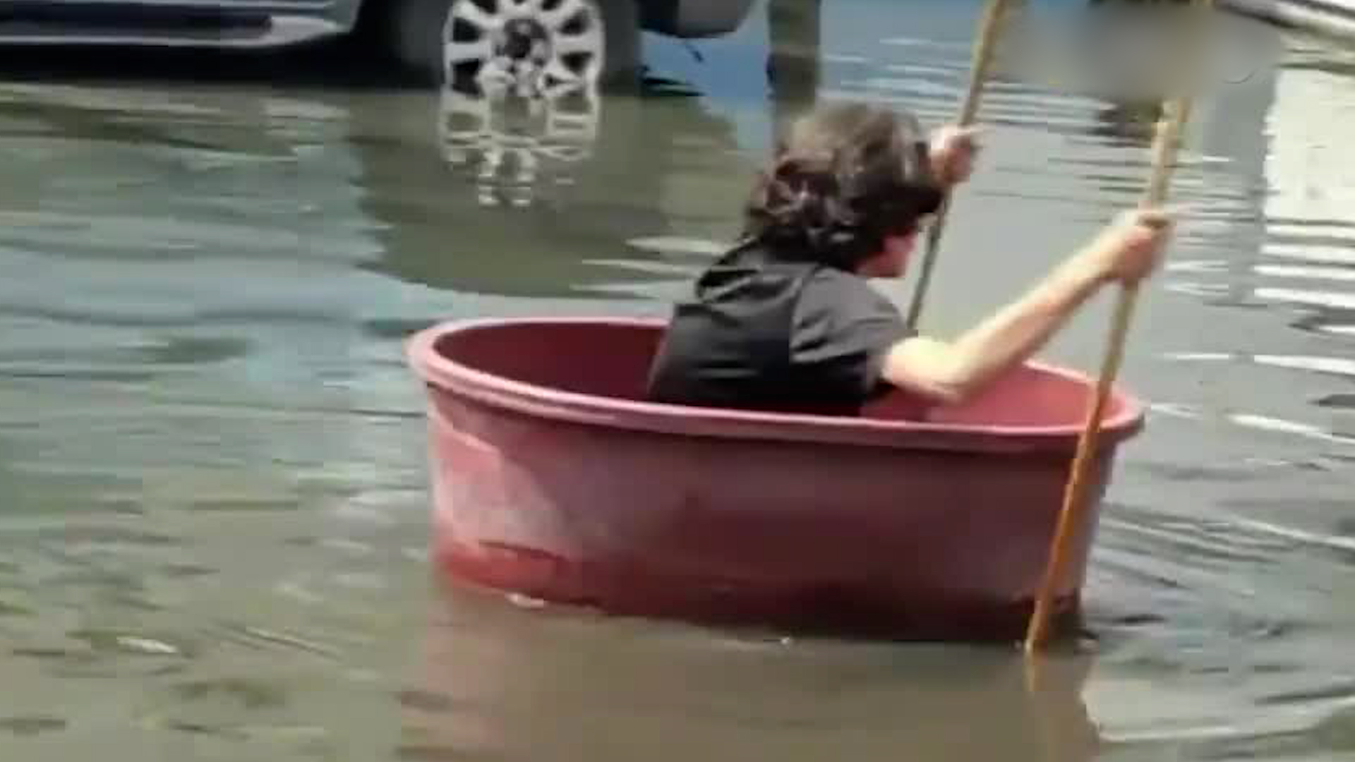 Mario Morales Lechuga se volvió viral en redes sociales tras usar una tina como una balsa para transportarse por las calles inundadas.