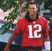 La National Football League (NFL) ha informado que Tom Brady tiene prohibido asistir a los entrenamientos de los equipos, una medida que genera debate