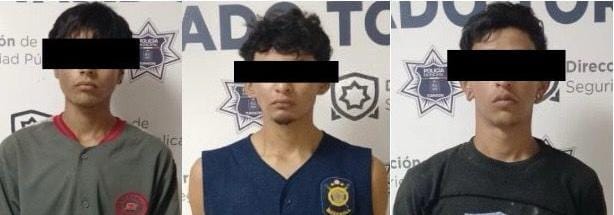 Tres jóvenes fueron detenidos luego de ser captados por las cámaras realizando pintas en las fachadas de varios negocios en Torreón.
