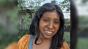 una menor de edad sonriendo
